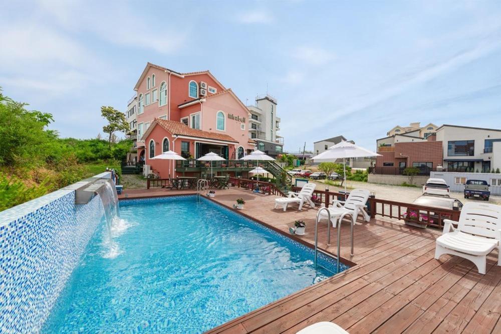 Gangneung Mirabell Spa Pension Экстерьер фото